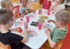 przedszkolaki jedzą galaretki i szaszłyki owocowe